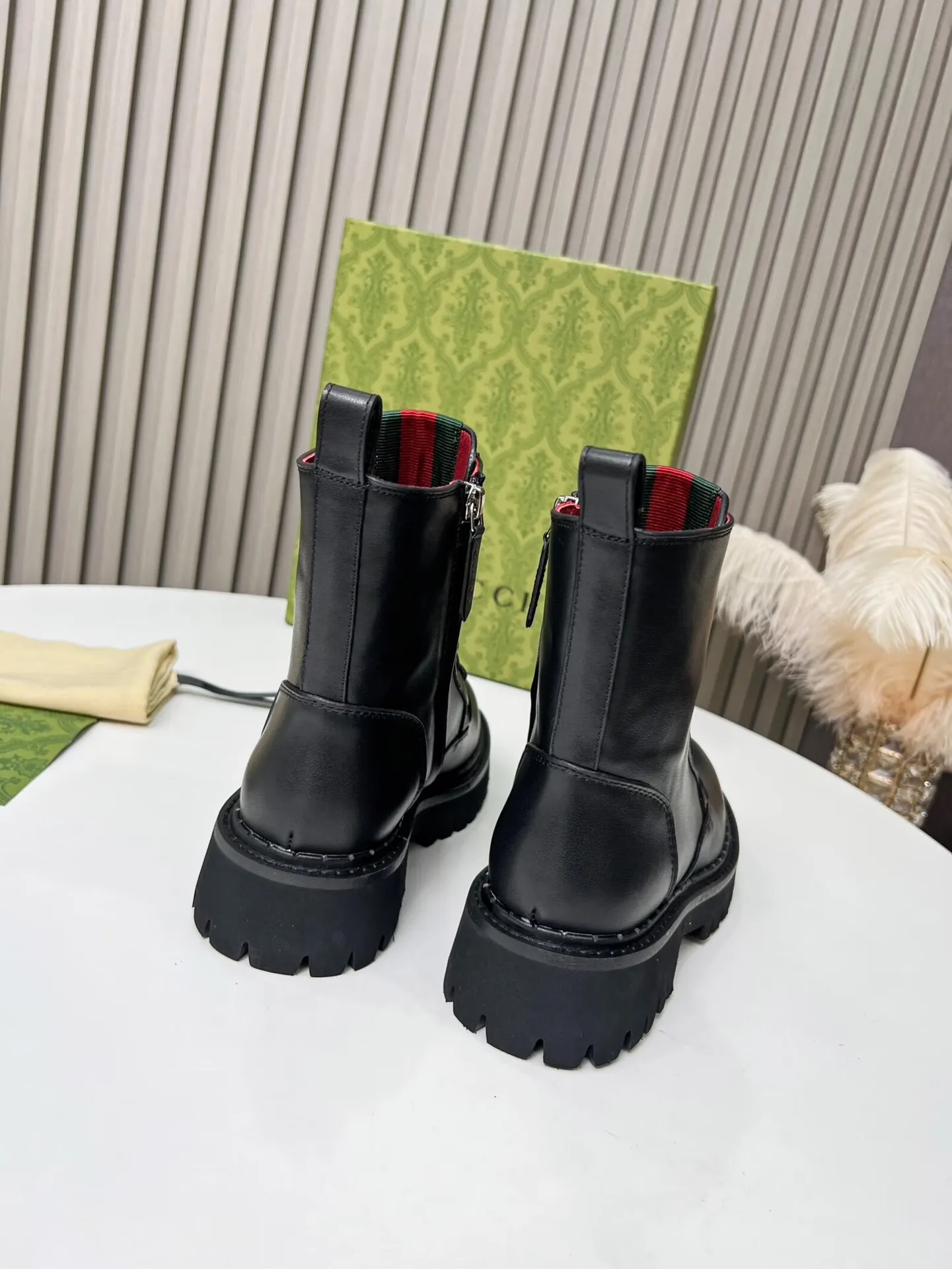 👟👟Ex-factory price 620👟👟 2025 latest version of Gucci GUCCI versatile strappy Martin boots, easy to put on and take off 'Branded webbing color matching Heel height: 5cm Fabric: cowhide/open edge beads Inner/foot pads: red cowhide 🐂 The outsole is made of foam outsole Color: black Code number: 34-40. 34 and 41 42 need to be customized Packaging: Comes with card and cloth bag.
